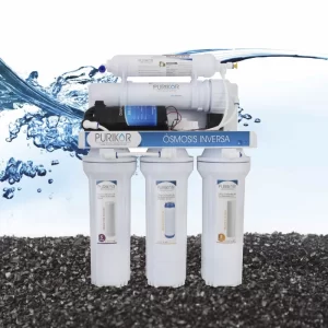 Filtro Purificador de agua de ósmosis inversa de 5 etapas con bomba booster, mostrando filtros y membranas sobre fondo de agua en movimiento.