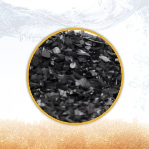 Representación visual del proceso de purificación de agua utilizando carbón activado, con una sección ampliada mostrando granos de carbón negro y las acciones de filtrado y absorción de impurezas.