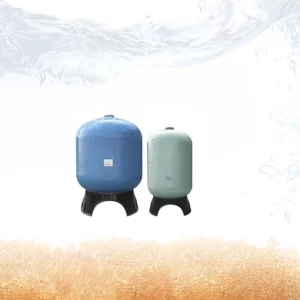 Tanques de presión FPR azul y verde con apertura superior para sistemas de filtración, resistentes a 150 PSI, ideales para la industria de tratamiento de agua y procesos químicos.